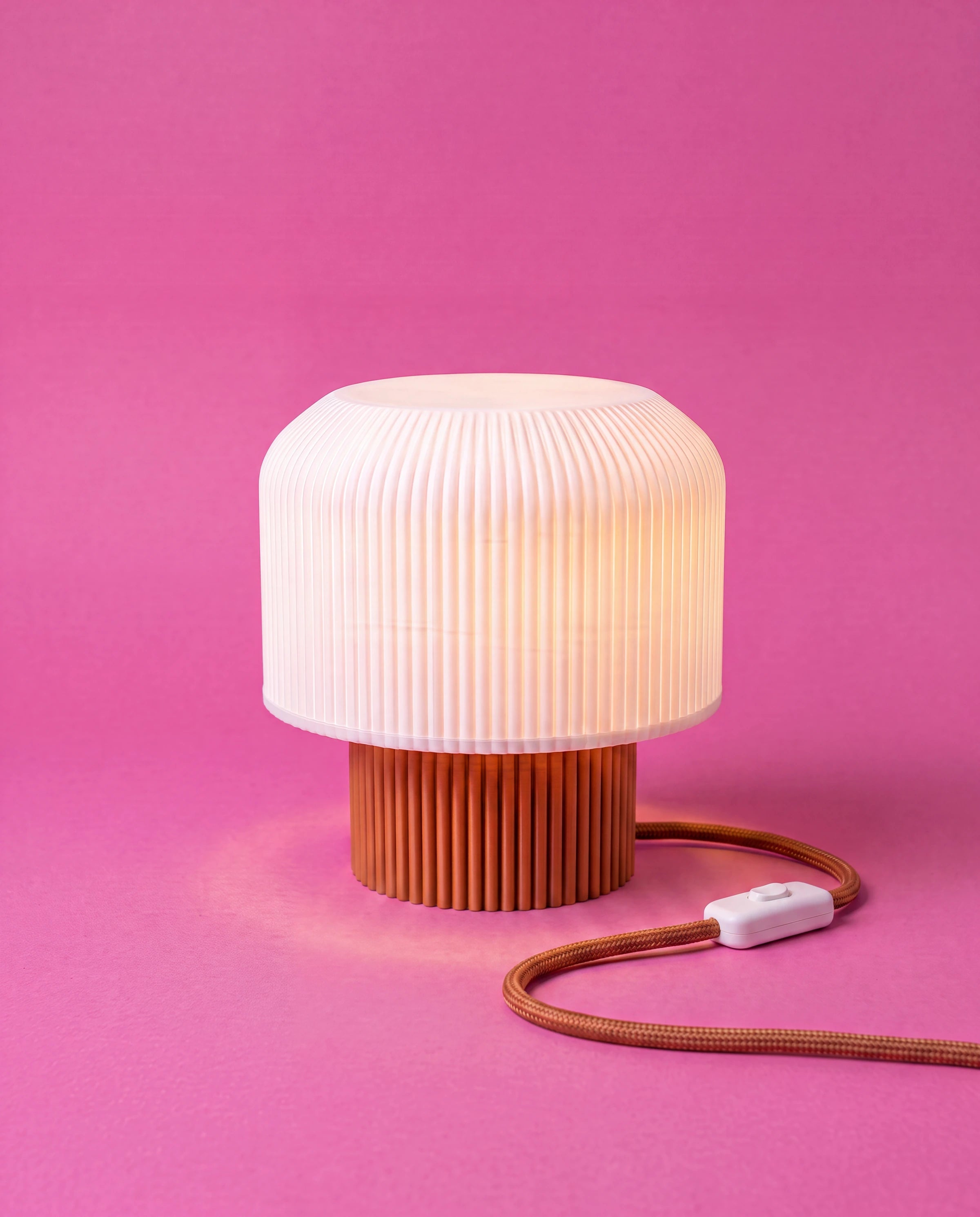 Nubo 3D-printed table lamp with brown base