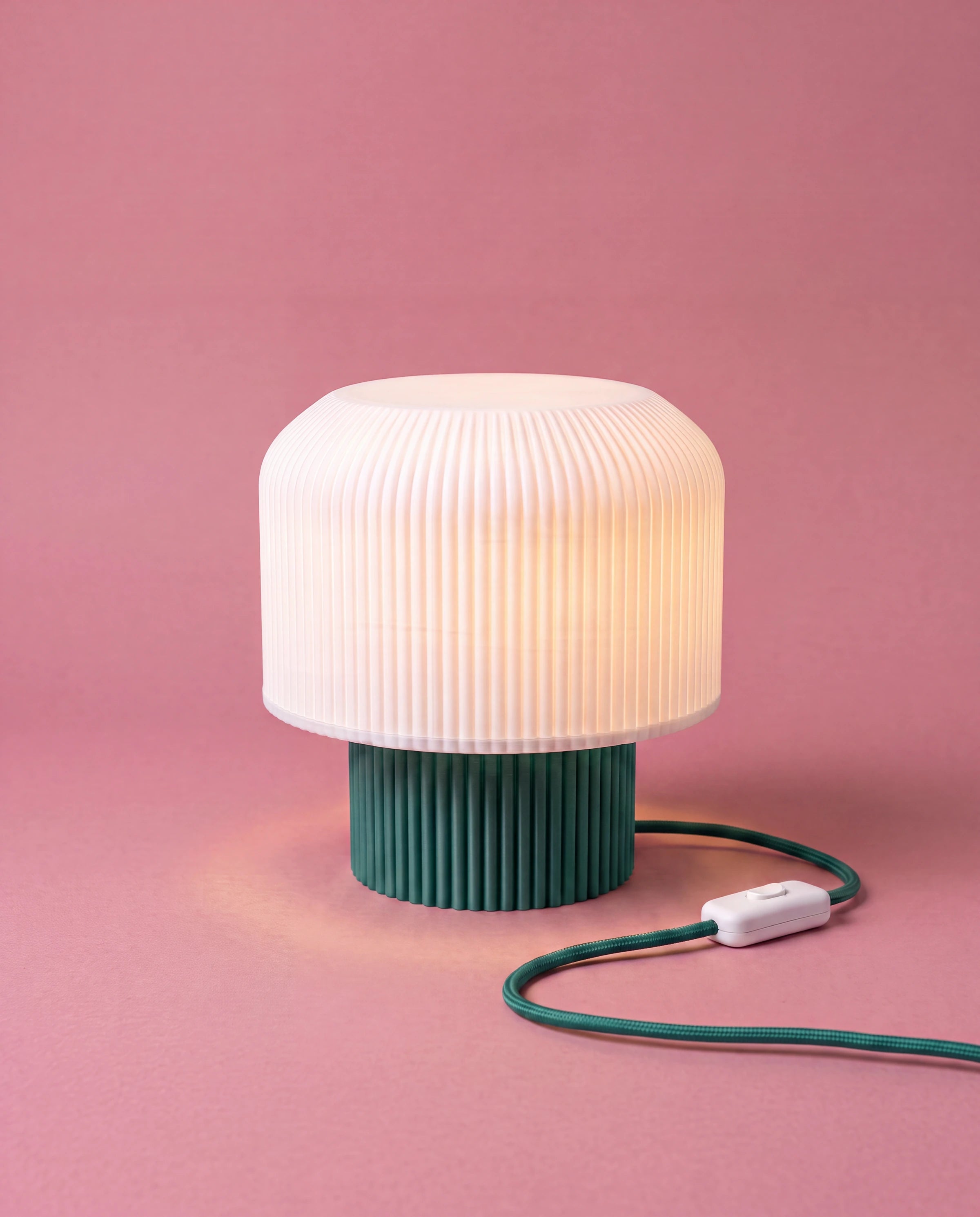 Nubo 3D-printed table lamp with green base