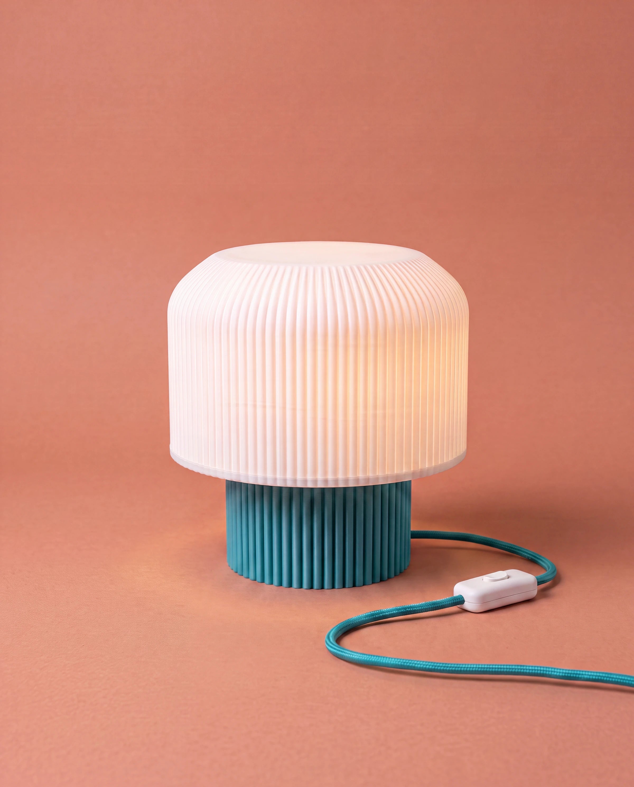 Nubo 3D-printed table lamp with light blue base