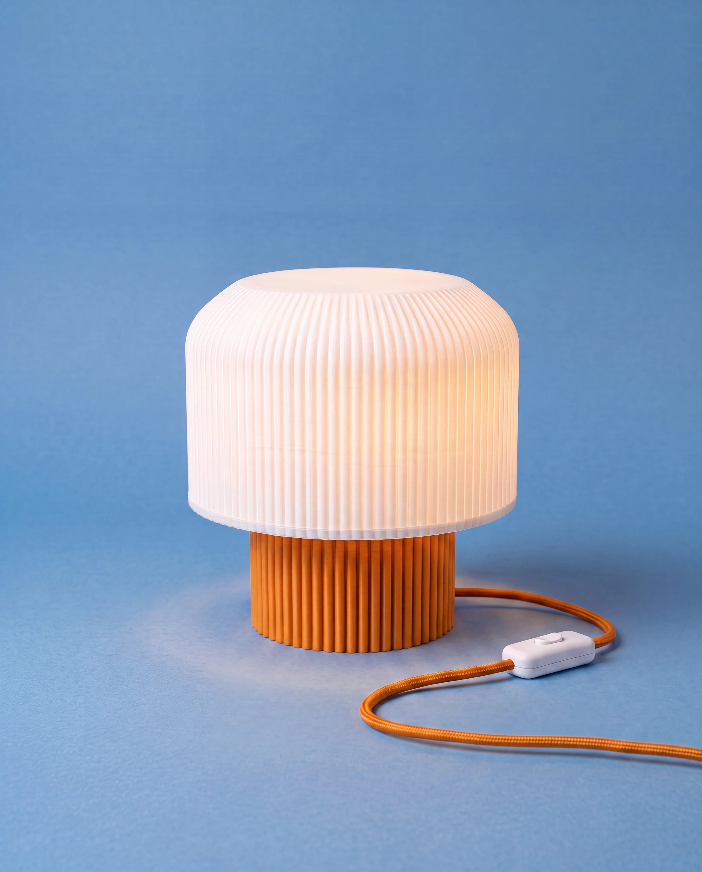 Nubo 3D-printed table lamp with orange base