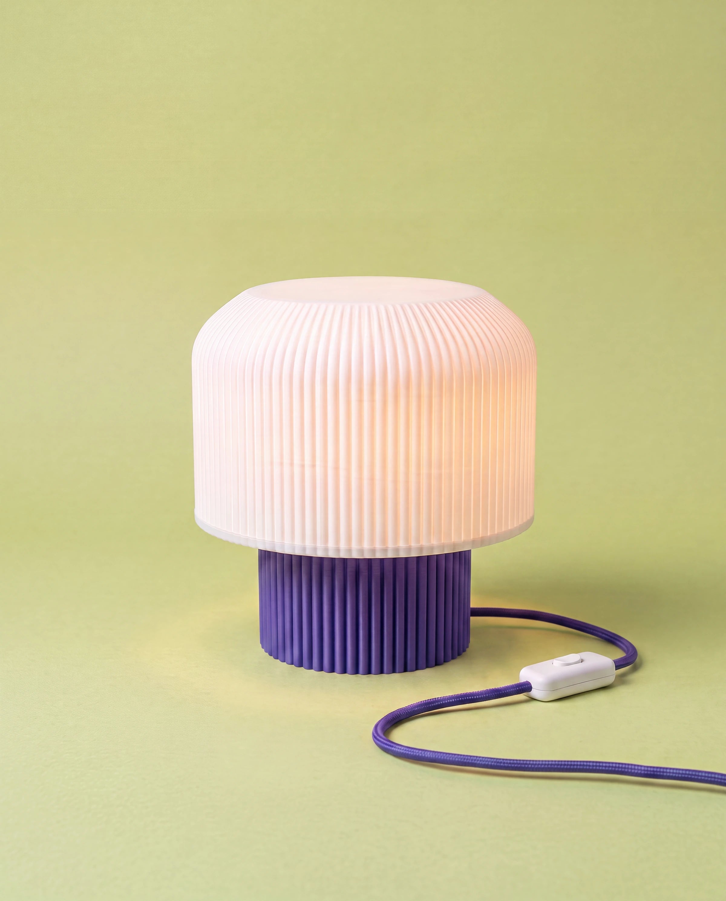 Nubo 3D-printed table lamp with purple base