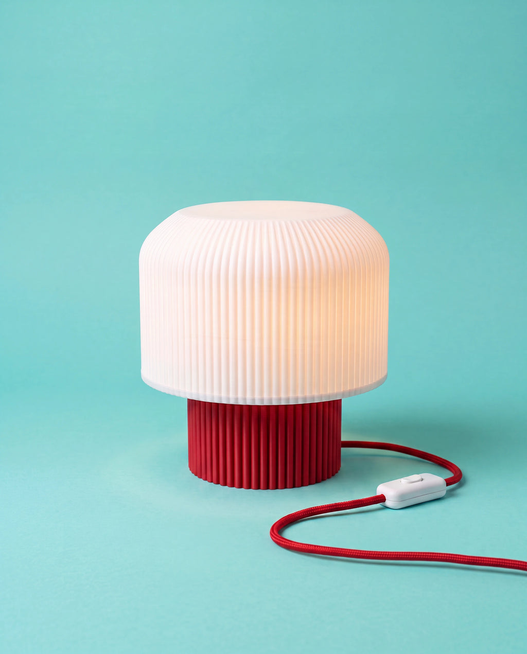 Nubo 3D-printed table lamp with red base