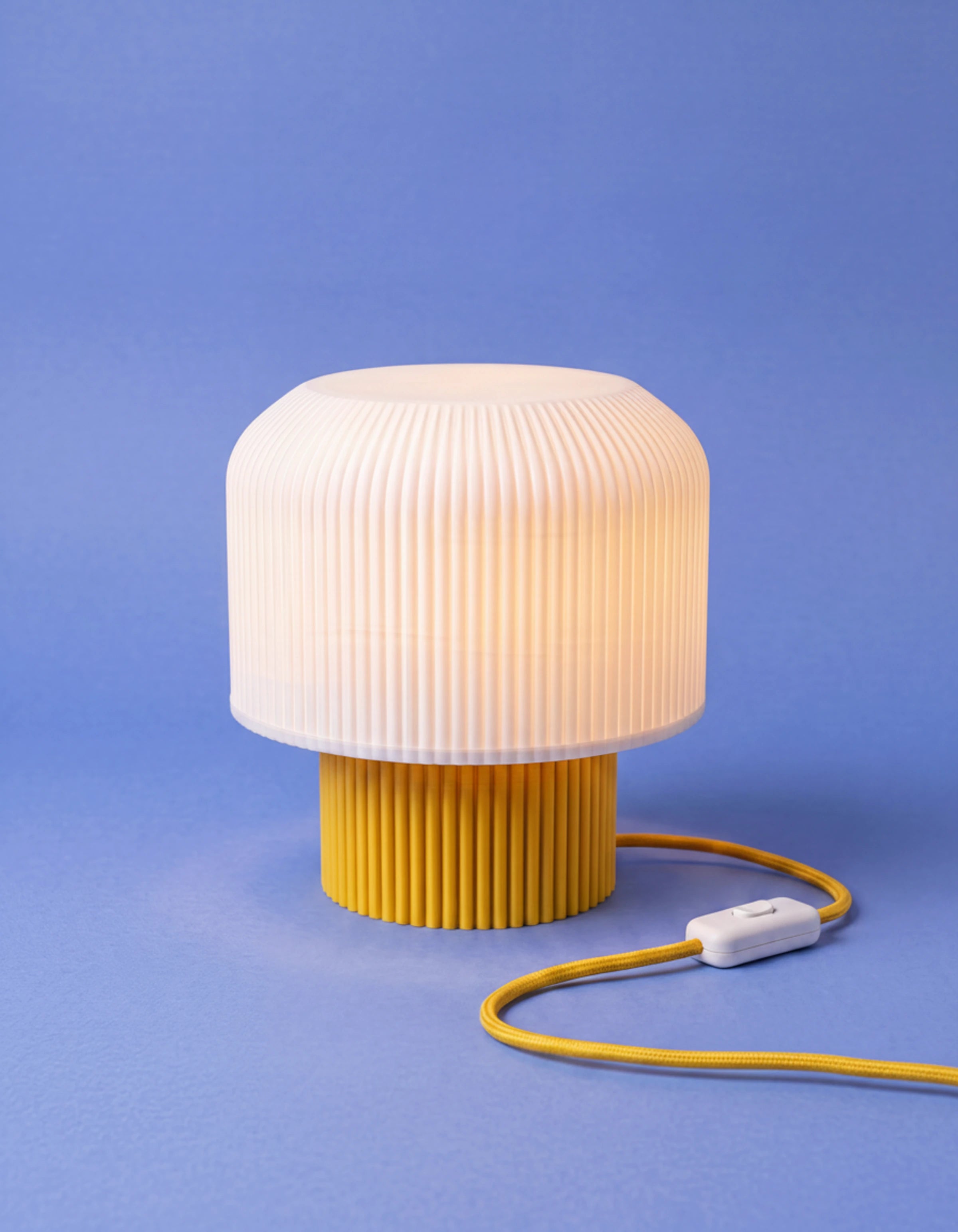 Nubo 3D-printed table lamp with yellow base