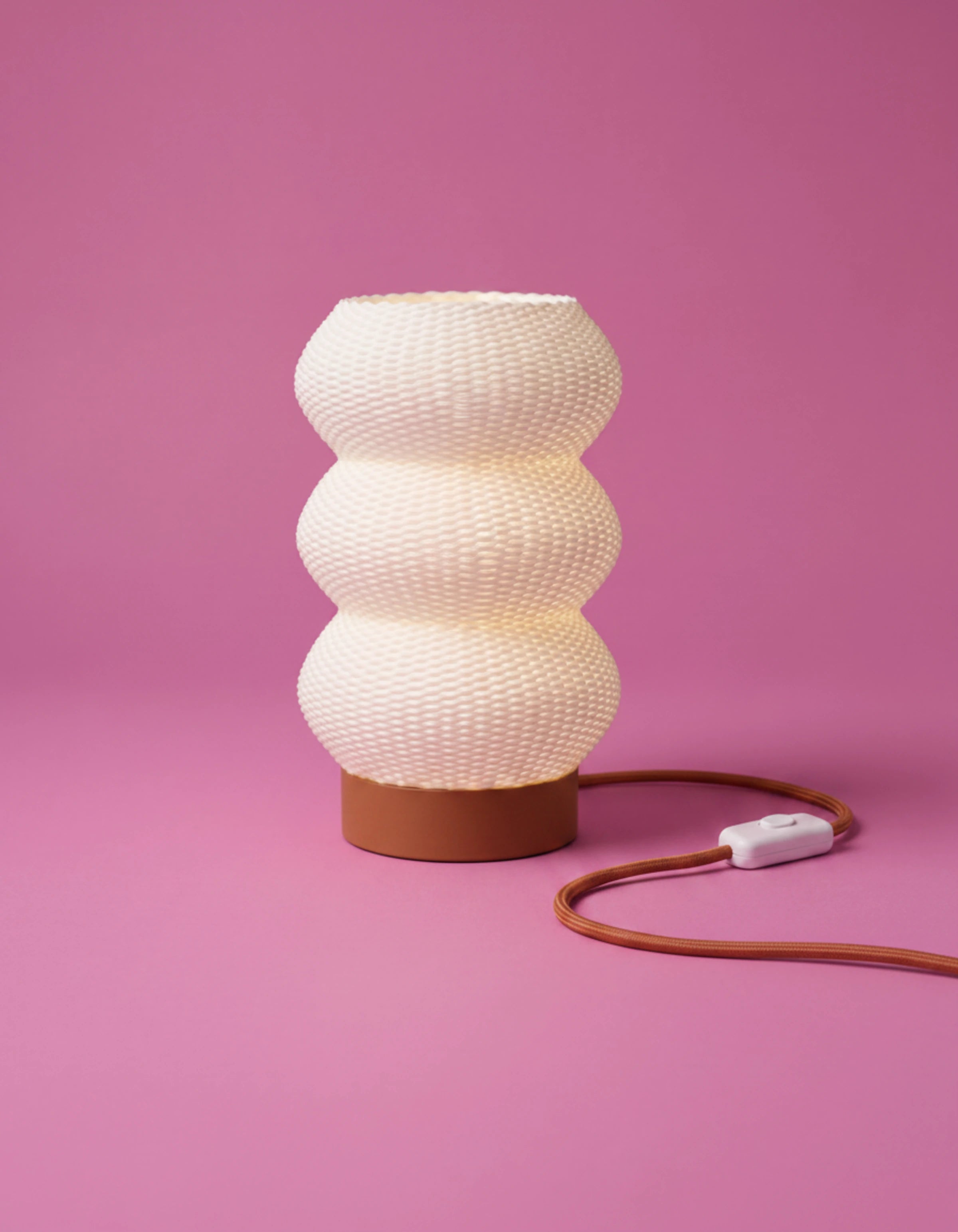 Soma 3D-printed table lamp with brown base