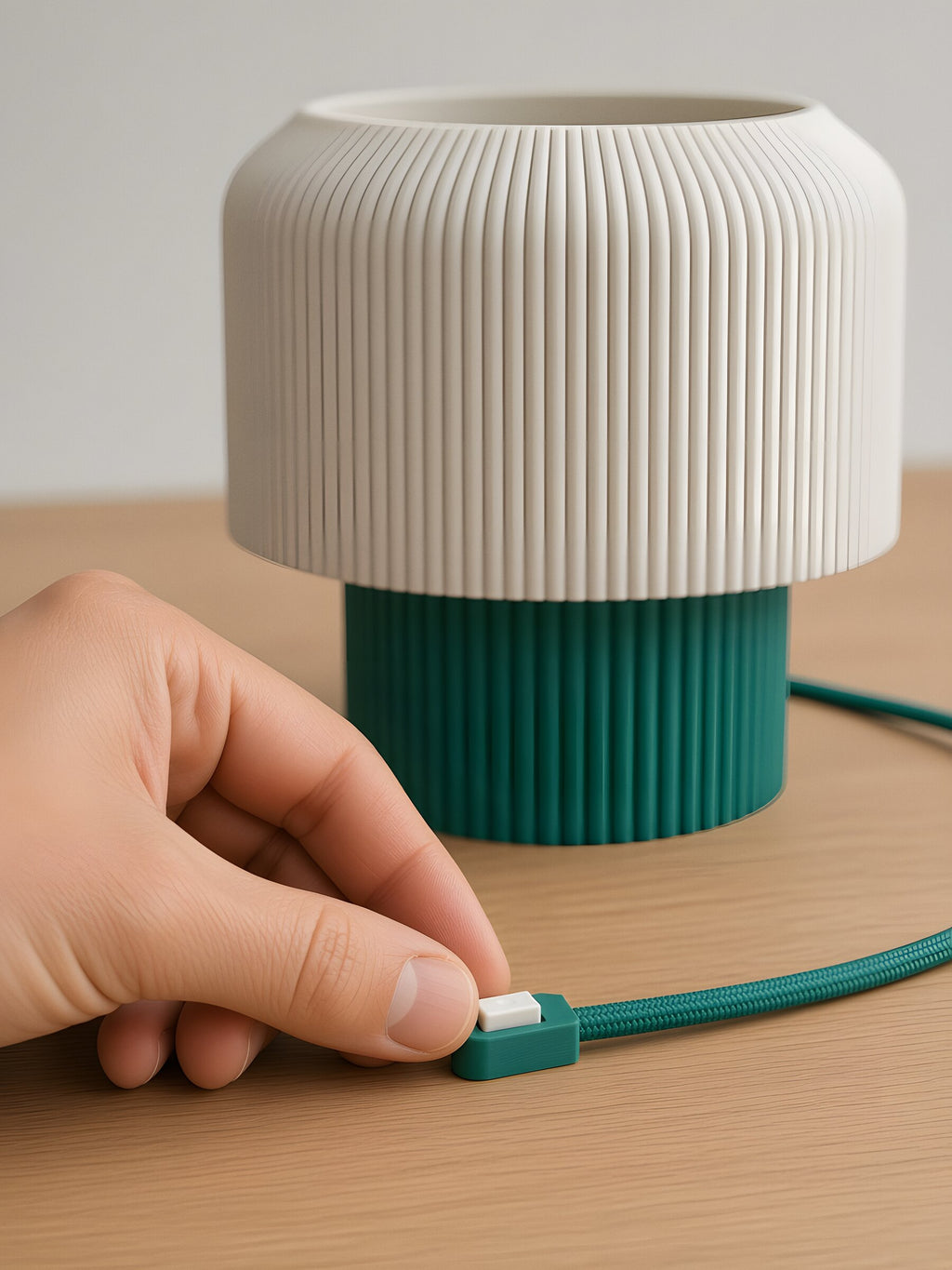 Nubo in Green: white switch on the braided cable