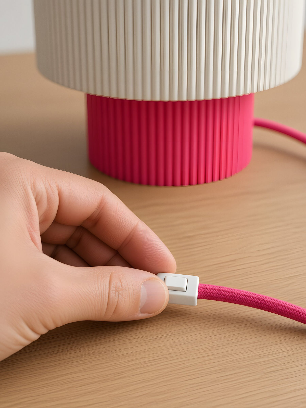 Nubo in Pink: white switch on the braided cable